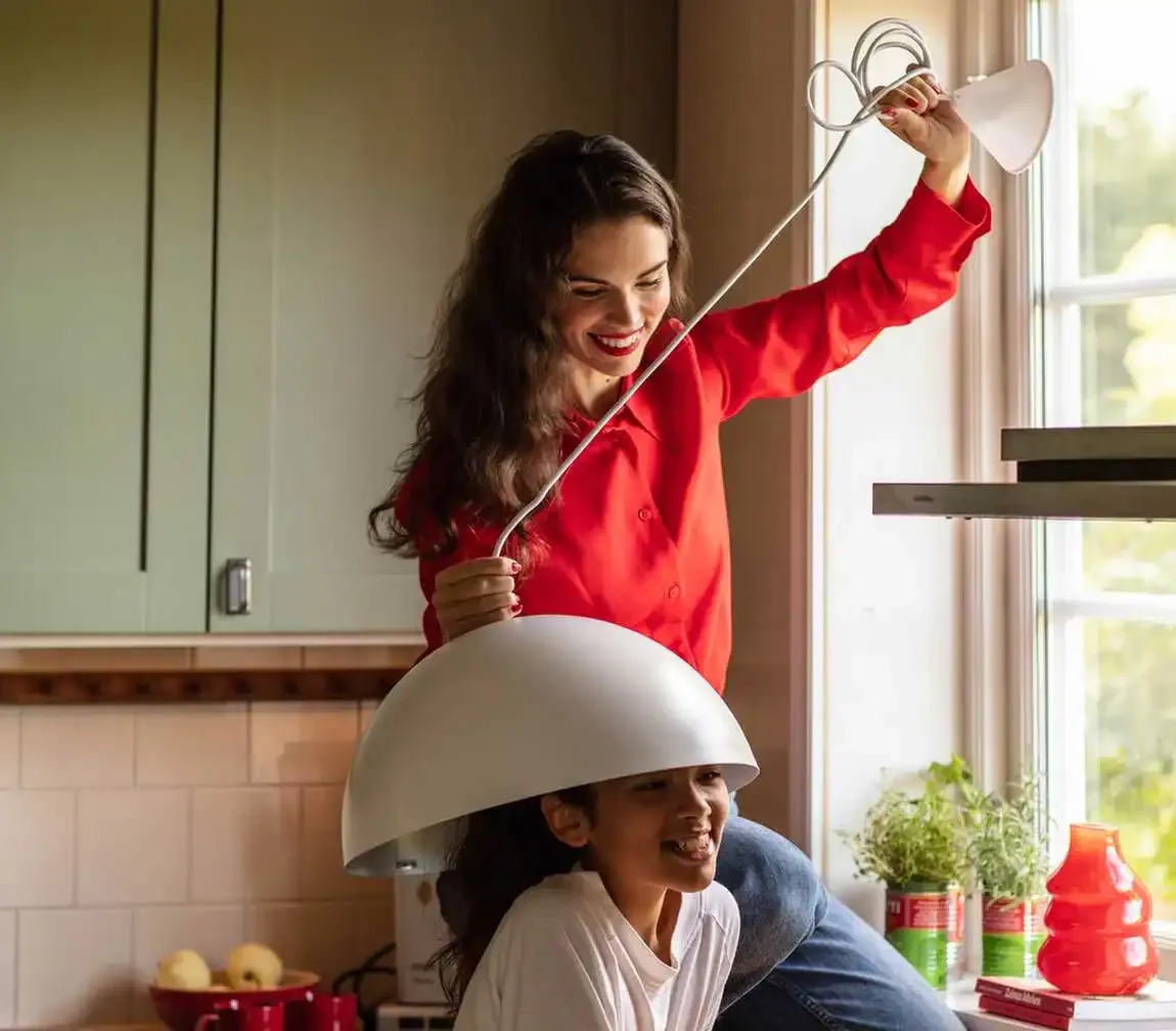 mamma och dotter försöjer elen i hemmet med solceller